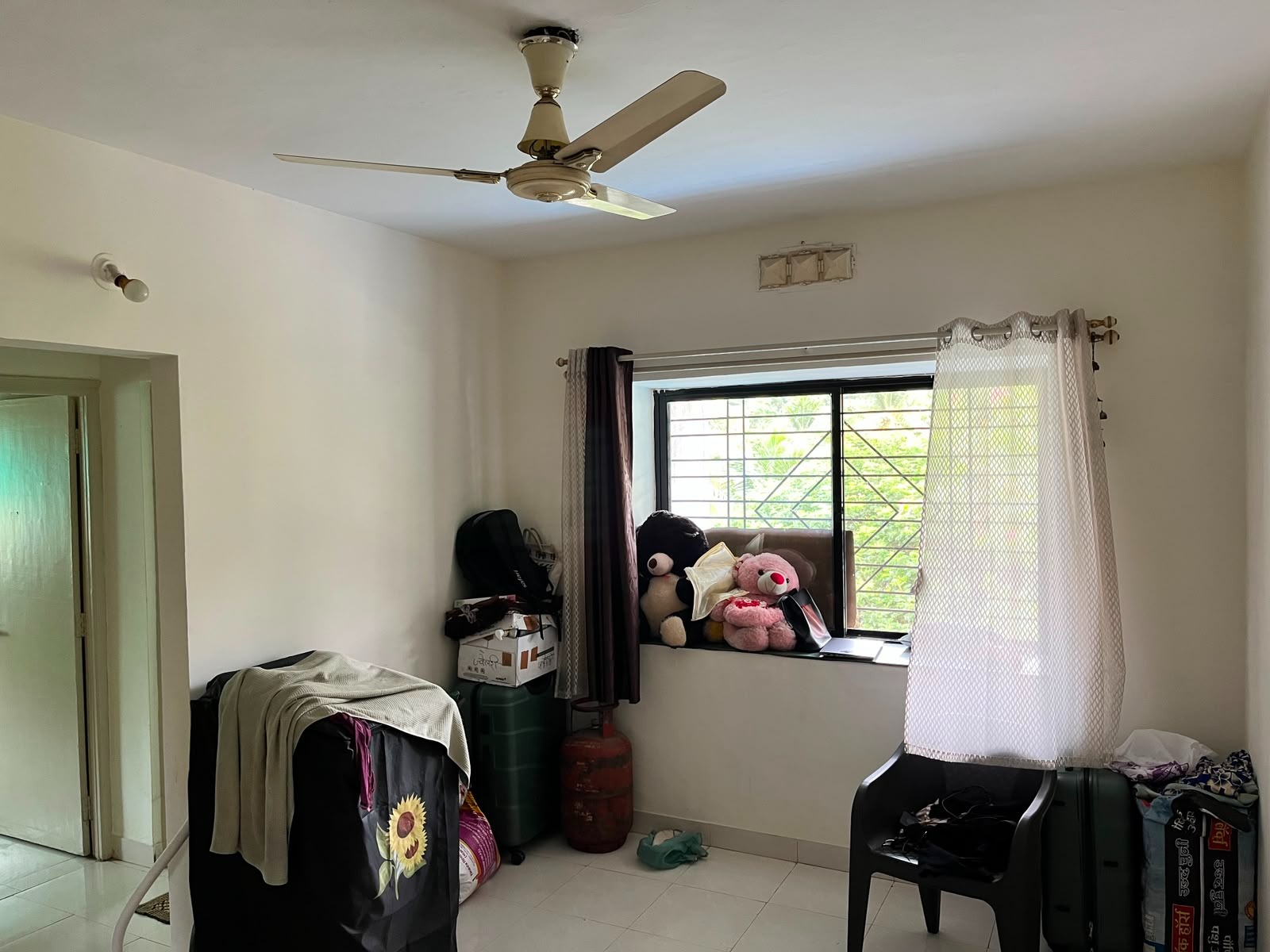 Semi Furnished 1.5 BHK for Rent @ Dhankawadi